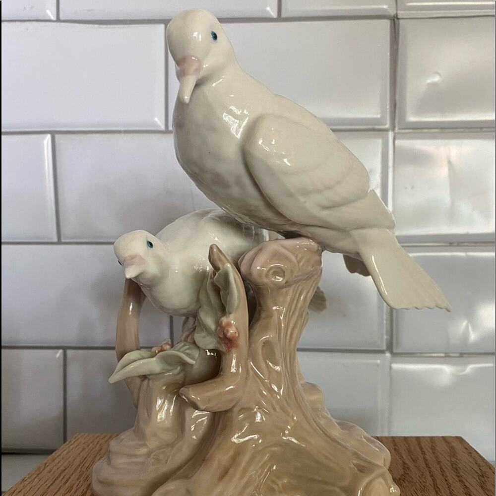 Vintage handcrafted Dalia Quality Porcelain Doves Flowers Mexico